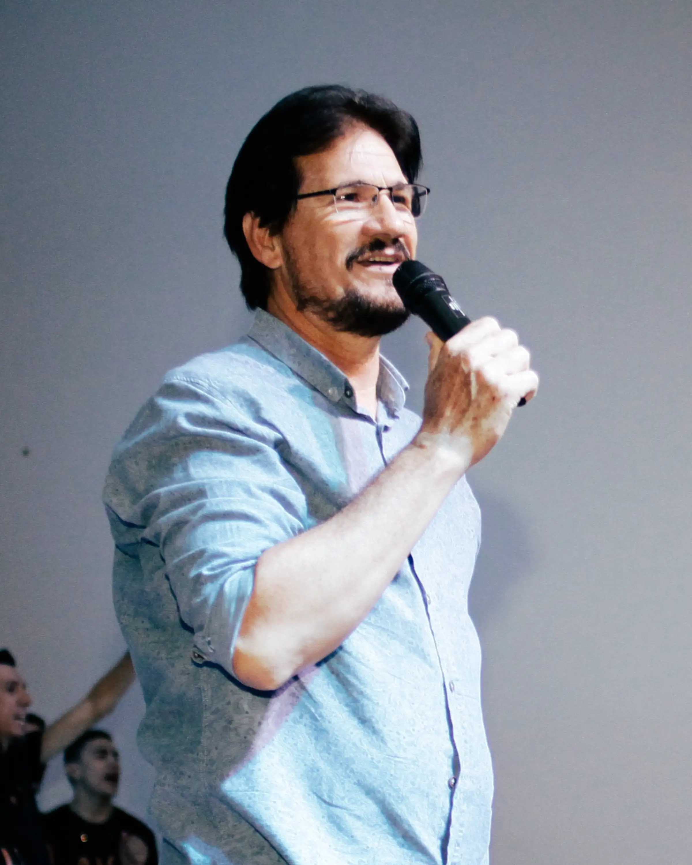 Musical Formosa cantando ao microfone